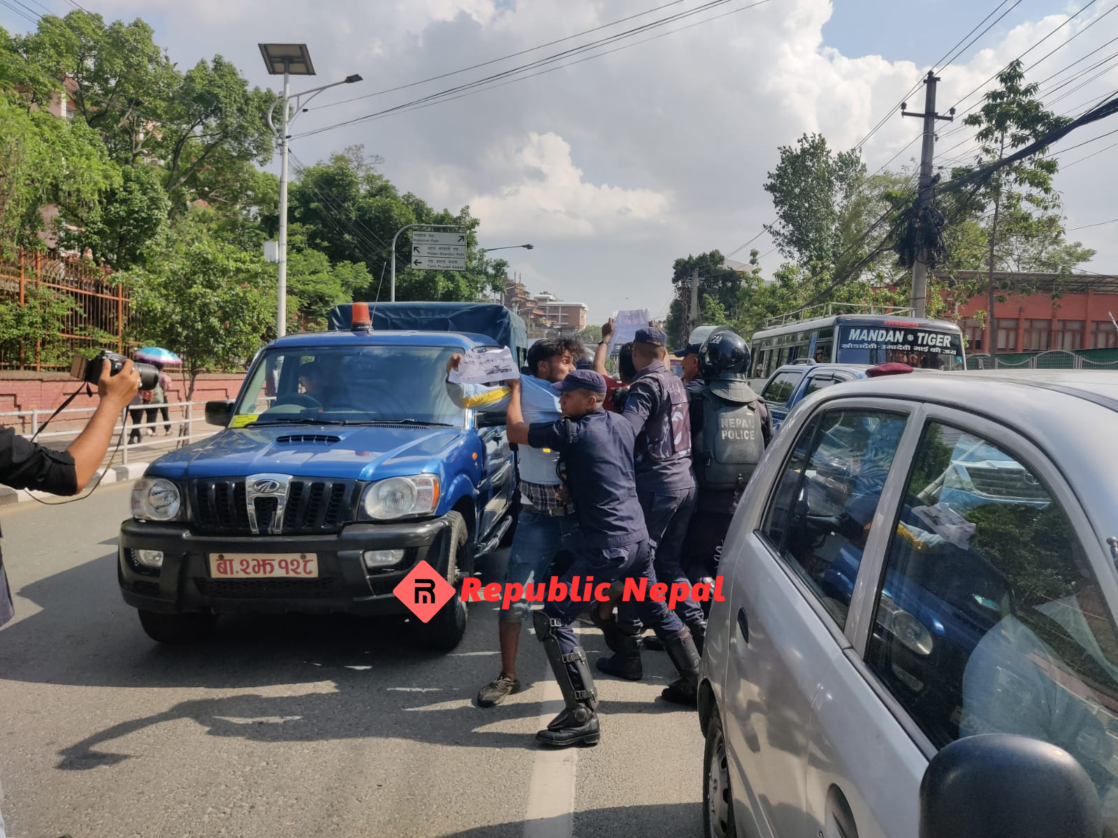 10 people protesting in front of the Supreme Court are under police custody